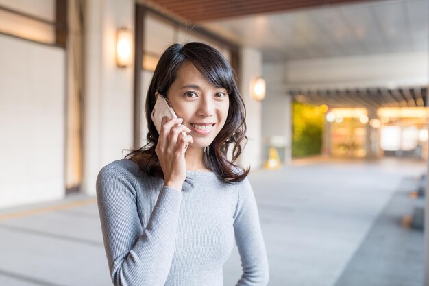 Femme parler au téléphone portable