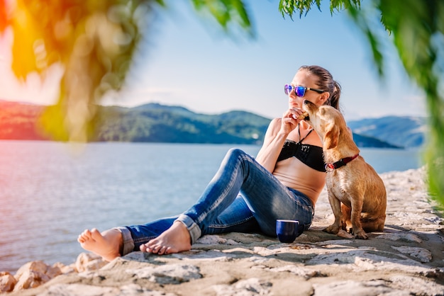 Femme partageant des cookies avec son chien