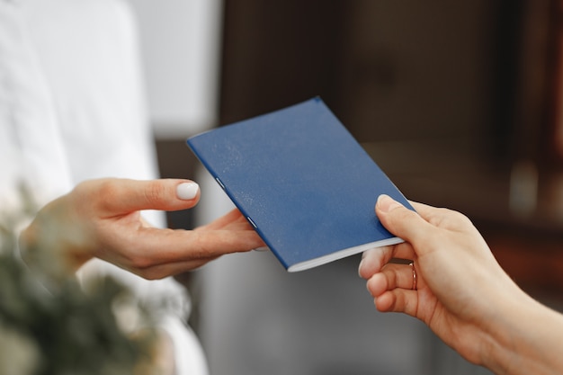 Femme passant son passeport à la réceptionniste de l'hôtel