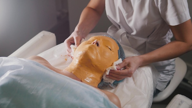 Femme passe traitement masque de fruits facial au salon de beauté, gros plan