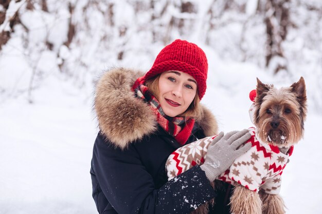 Femme, passer du temps avec un animal merveilleux à l'extérieur