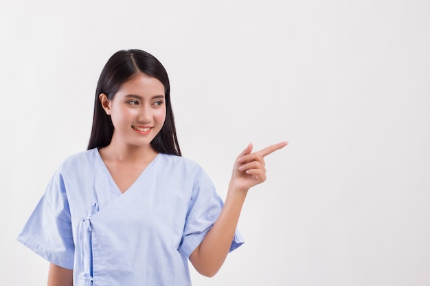 Femme patient pointant le doigt jusqu'à l'espace vide