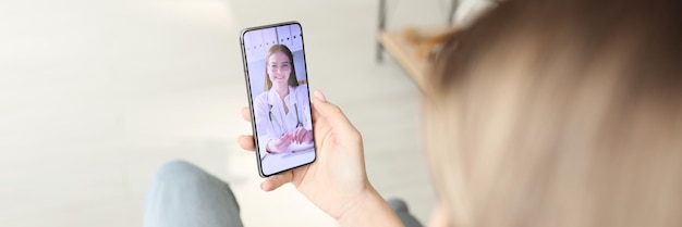 Femme patiente communiquant avec un médecin sur un téléphone portable via une liaison vidéo télémédecine médicale