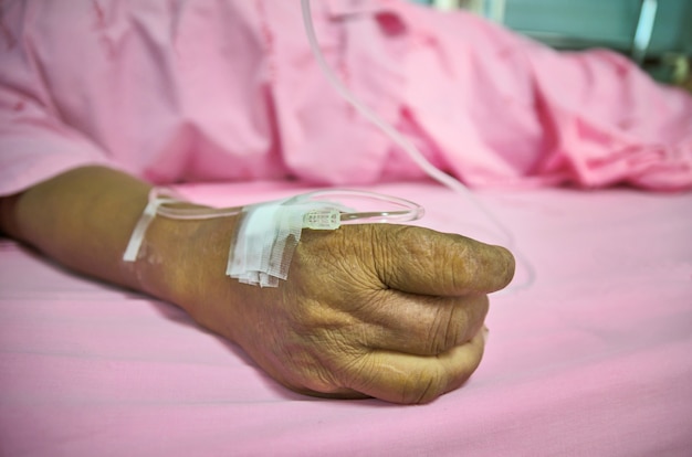 Femme patiente dans le lit d&#39;hôpital