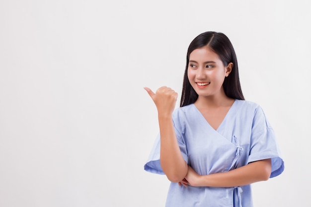 Femme patiente pointant vers le haut le geste loin, concept d'assurance maladie