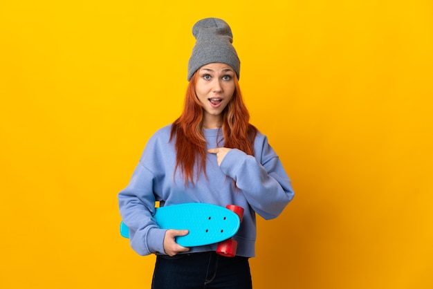 Femme de patineur russe isolée sur jaune avec expression faciale surprise