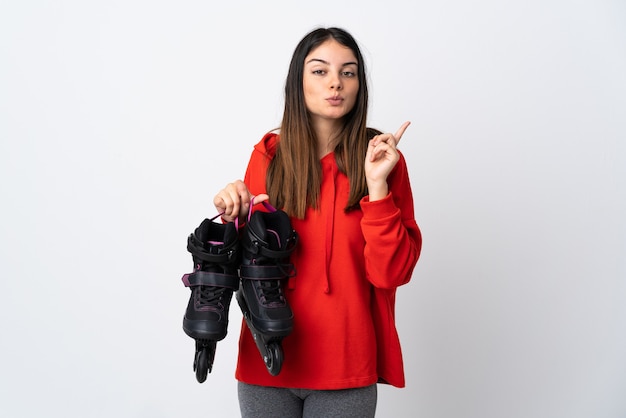 Femme patineuse en studio