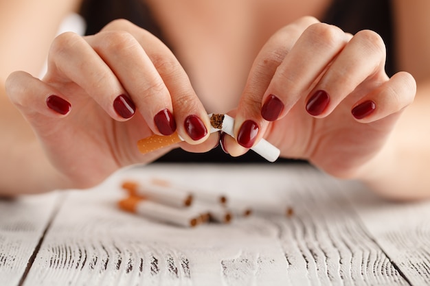 Femme, pauses, cigarette