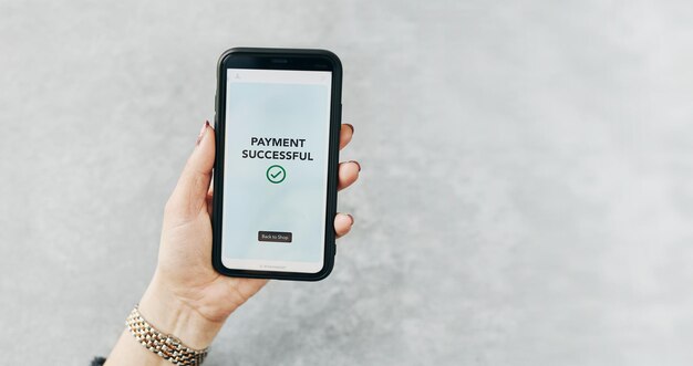 Photo femme payant avec son smartphone pour des achats en ligne payant à l'aide d'une application de paiement commandant en ligne