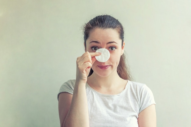 Femme Avec Une Peau Douce Et Saine Enlevant Le Maquillage Avec Un Coton Isolé Sur Fond Blanc