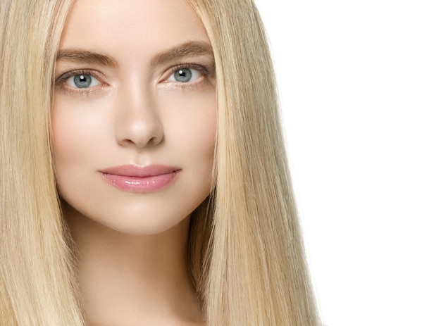 Femme avec une peau saine naturelle et de longs cheveux blonds beauté sourire femme beaux yeux