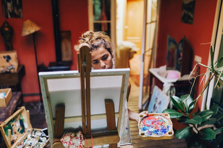 Photo femme peignant alors qu'elle est debout à la maison