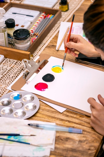 Femme peignant à l'aquarelle Atelier de techniques de peinture à l'aquarelle