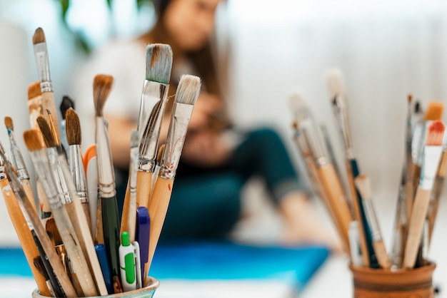 Photo femme peignant sur toile à la maison