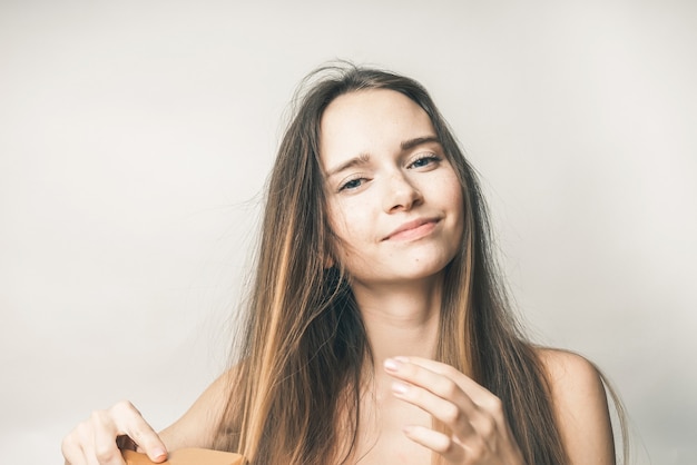 Femme avec peigne, béribéri de printemps, soins de santé, beauté visage beau sourire