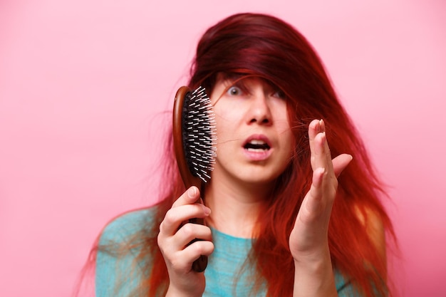 Femme avec un peigne et des cheveux à problèmes