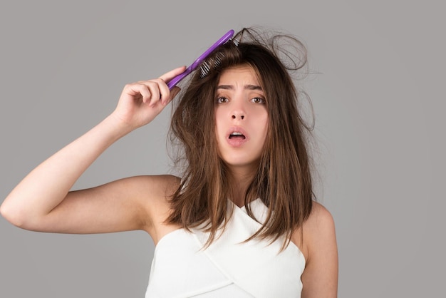 Femme avec peigne et problème de soins capillaires et concept de perte de cheveux