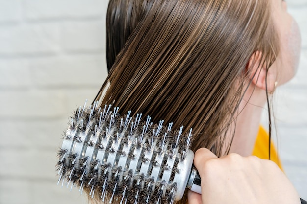 Femme peigne ses cheveux mouillés