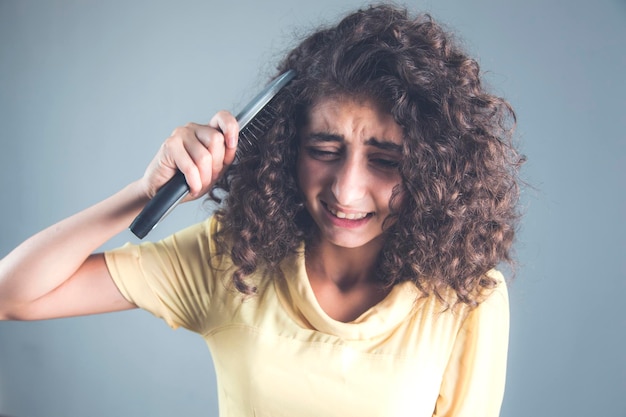 Femme peigne ses cheveux