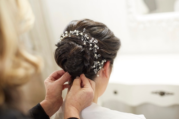 Femme, peigner, mariée, cheveux, attaché, chignon