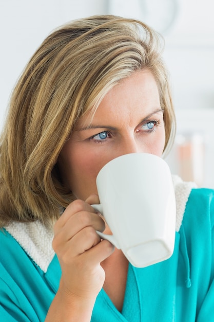 Photo femme en peignoir, boire du café