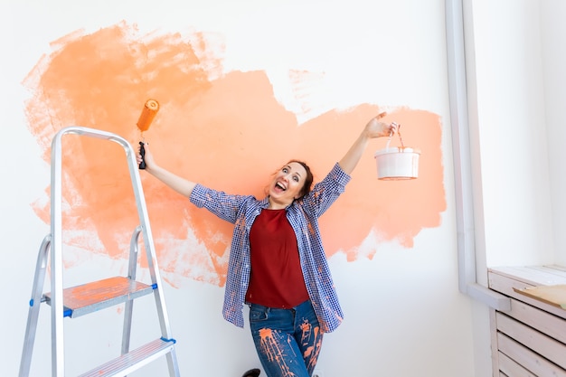 femme peint le mur