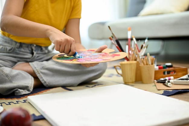 Une femme peintre ou étudiante faisant ses devoirs d'art à la maison gros plan