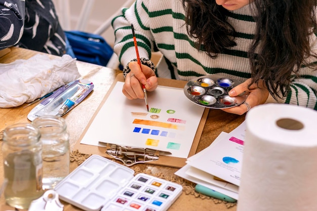 Femme peinture à l'aquarelle Art studio