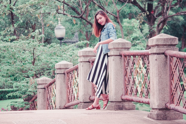 Femme, penchant, pont, parc