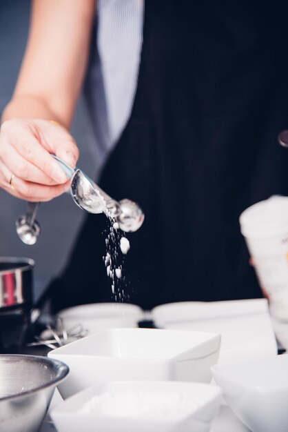 Femme pendant la fabrication de la pâte à mesurer