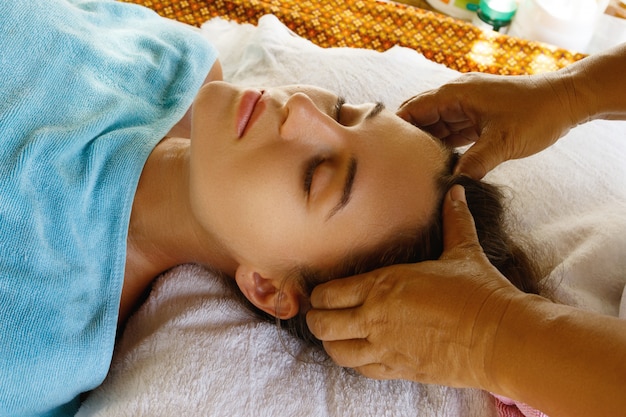 Femme, pendant, massage tête