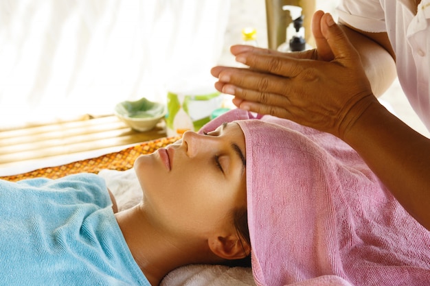 Femme, pendant, massage tête