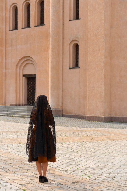 Photo femme pendant le pèlerinage religieux à l'église