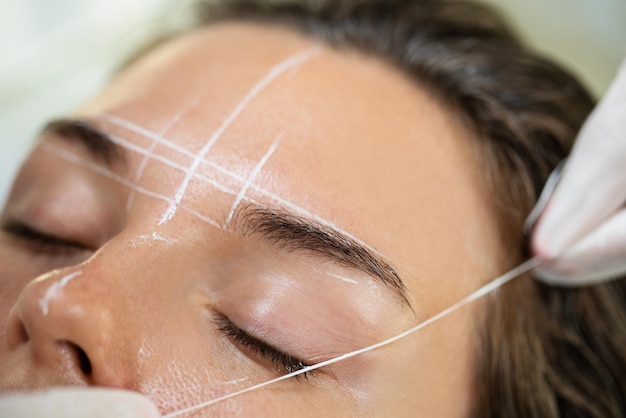 Femme pendant la procédure de cartographie professionnelle des sourcils