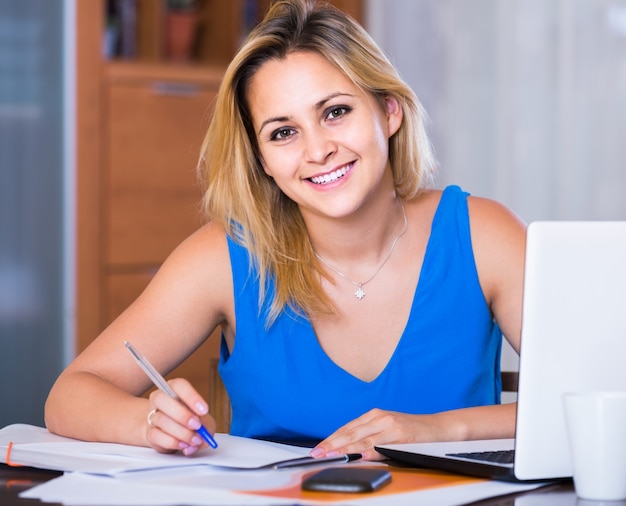 femme pensant au projet d&#39;entreprise et souriant