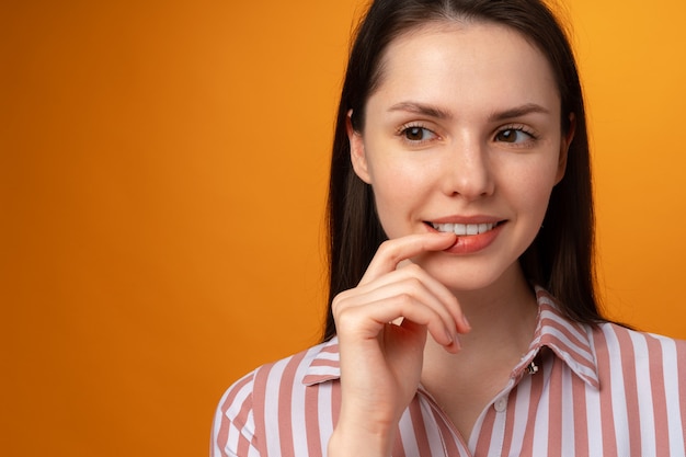 Femme pensant sur fond jaune