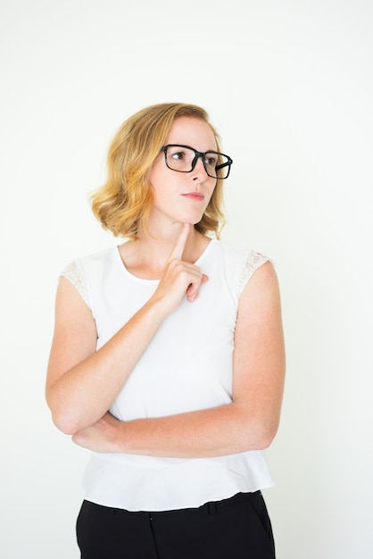 Femme pensive dans des verres sur fond blanc