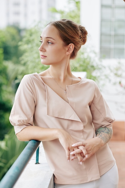 Femme pensive debout sur balcon