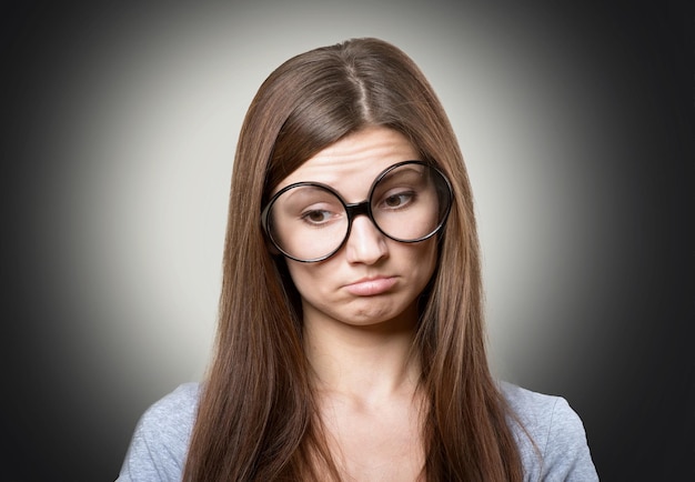 Femme pensive drôle dans de grands verres