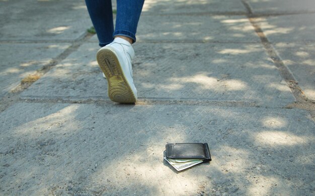 Une femme a perdu un portefeuille en cuir avec de l'argent sur le parc