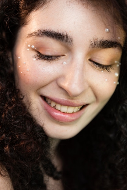 Photo femme avec des perles composent