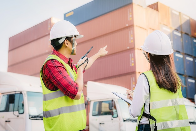 Femme de personnel contremaître asiatique vérifiant boîte de conteneur pour la logistique