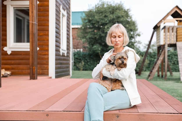 Femme avec un petit chien Yorkshire Terrier au mode de vie animal de compagnie à pied