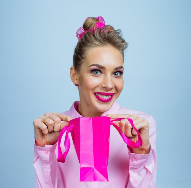 Femme avec petit sac à provisions