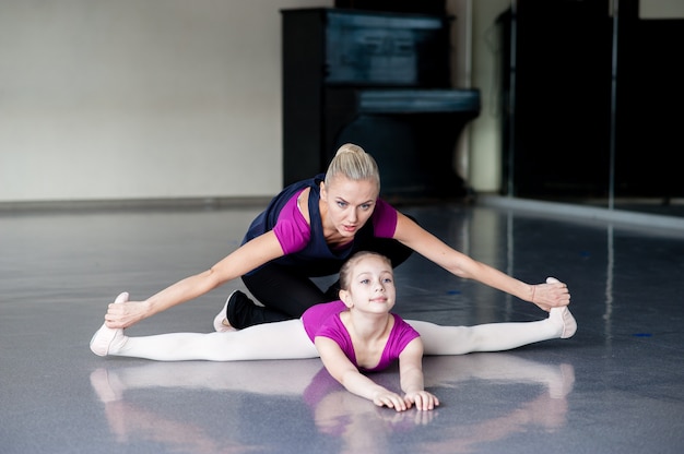 Femme et petite fille exerçant ensemble