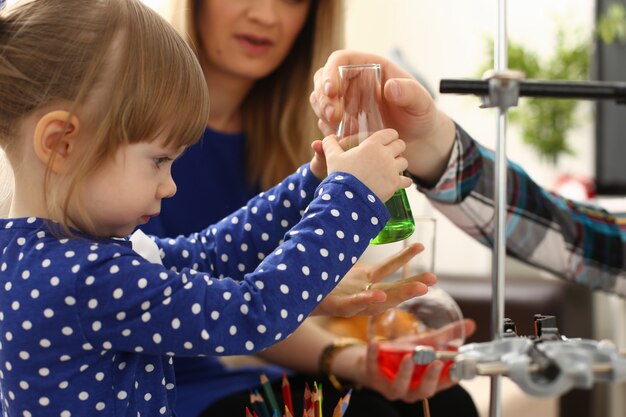 Femme Et Petite Fille Jouent Avec Des Liquides Colorés