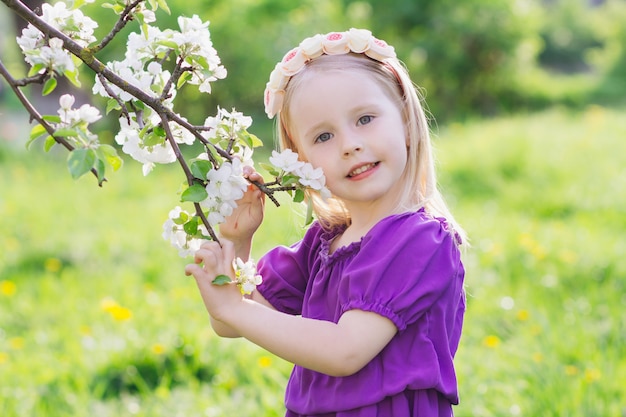 Femme, à, a, petite fille, marche, par, fleurir, pomme