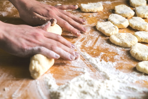 Femme pétrissant une pâte sur la table