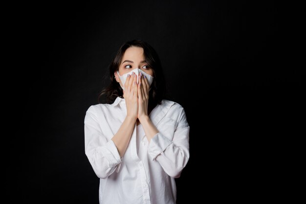 femme, peur d'attraper un rhume, adulte portant un masque anti-poussière, pm 2,5 poussière