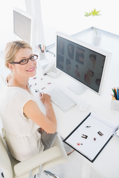 Femme photo éditeur travaillant sur ordinateur